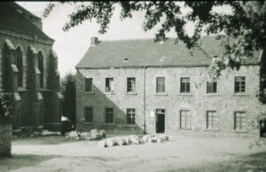 Erste Schule neben der Kirche